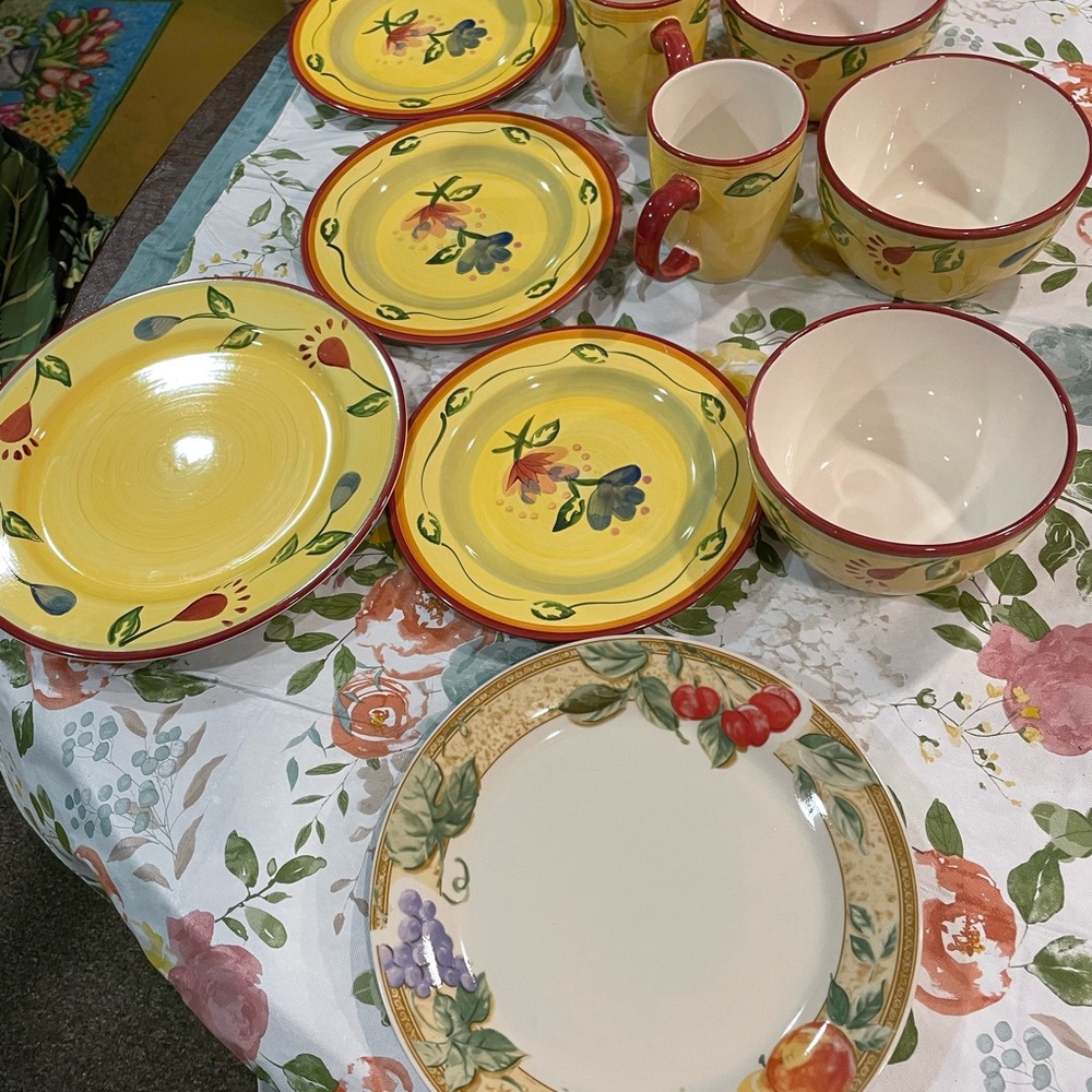 Pfaltzgraff everyday Palermo made in China, discontinued pattern.3 salad
